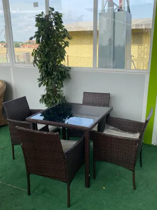 Mesa y 4 sillas jardín - ratán marrón