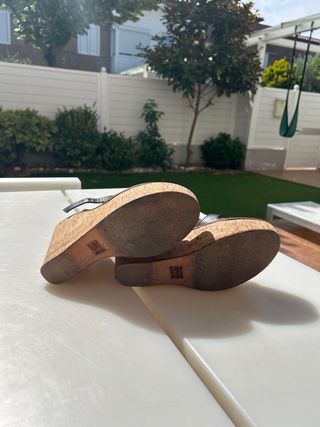 Sandalias cuña bimba y lola negras