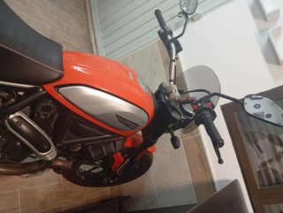 Ducati Scrambler 800 Icom