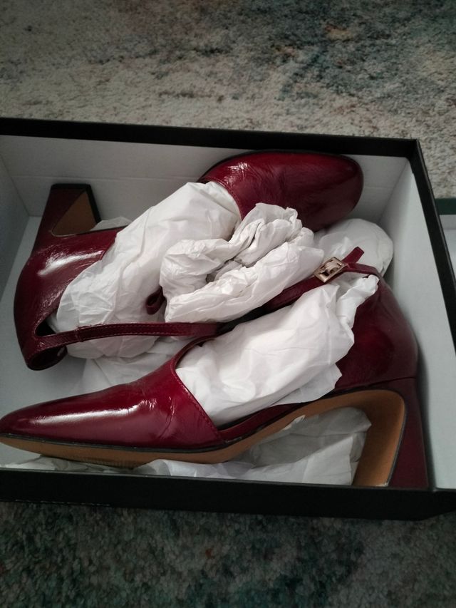 Zapatos charol granate tacón