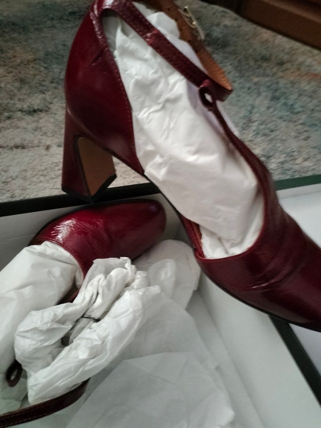 Zapatos charol granate tacón