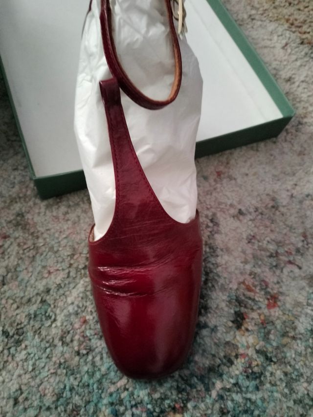 Zapatos charol granate tacón