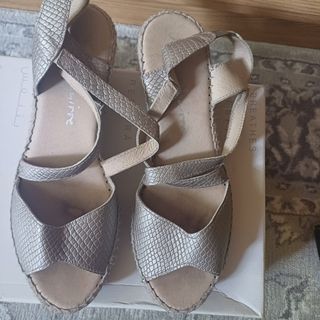 Sandalias cuña plata