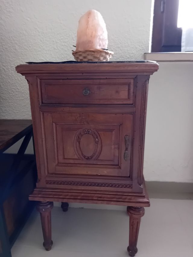 Comodino antico in legno