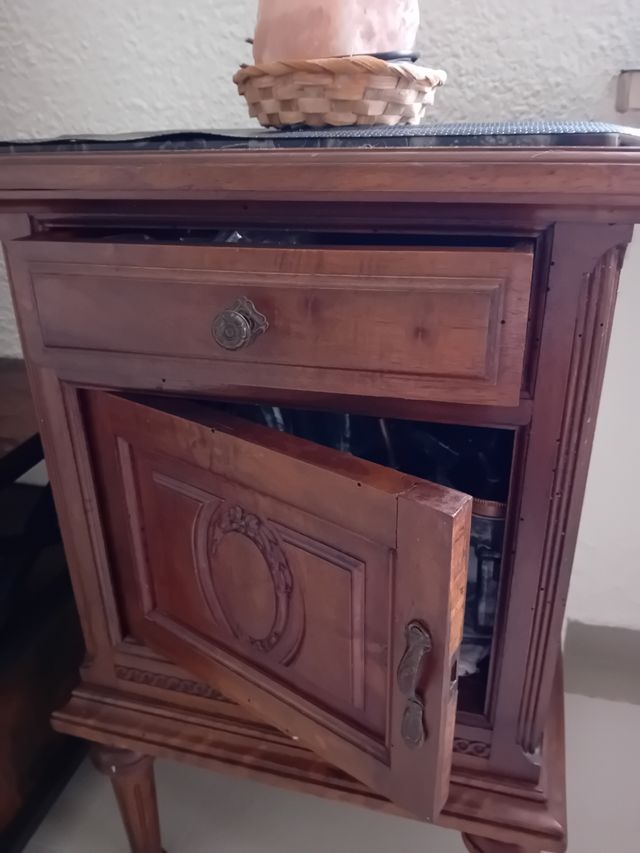 Comodino antico in legno