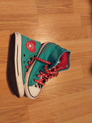 Converse rojas y turquesa
Carlota