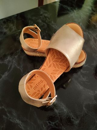 Sandalias Mint&Rose doradas