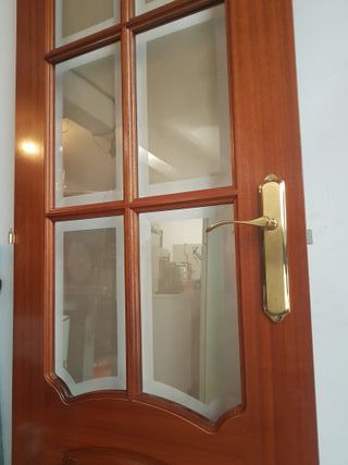 Puerta de interior de madera con cristal