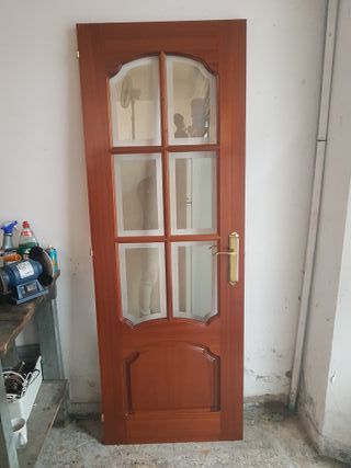 Puerta de interior de madera con cristal