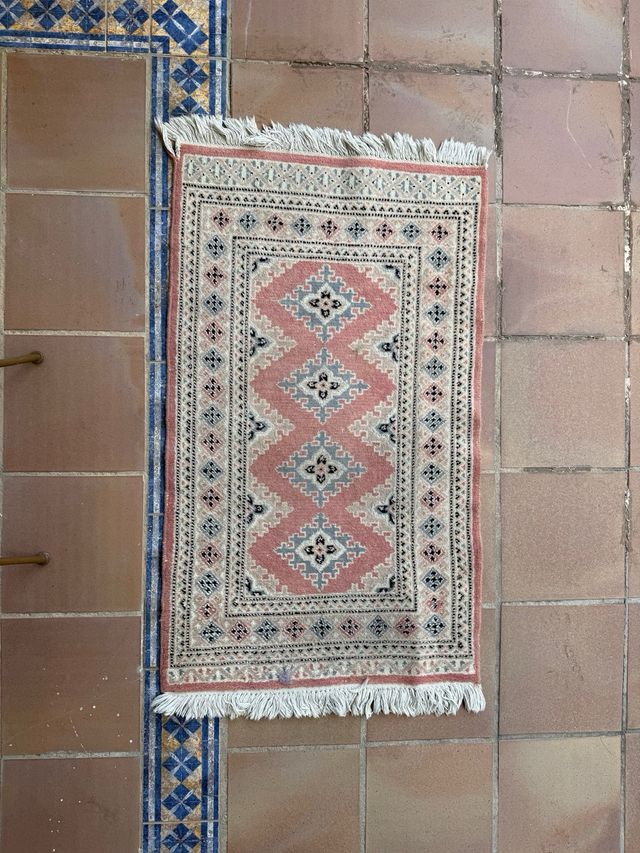Alfombra vintage rosa y gris