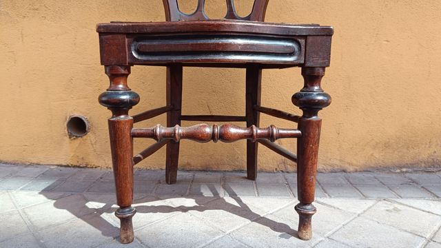 Muy antigua silla madera marrón
