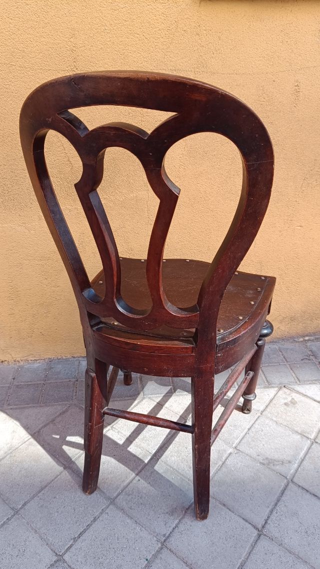 Muy antigua silla madera marrón