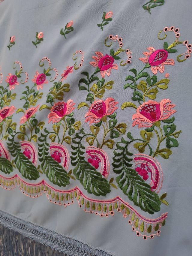 Mantón de Manila bordado