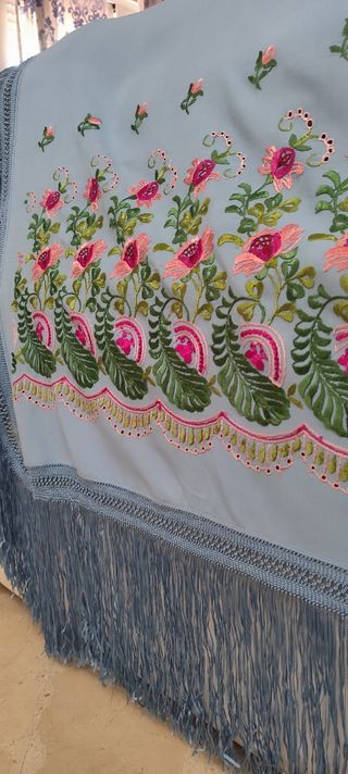 Mantón de Manila bordado