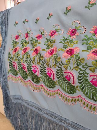 Mantón de Manila bordado