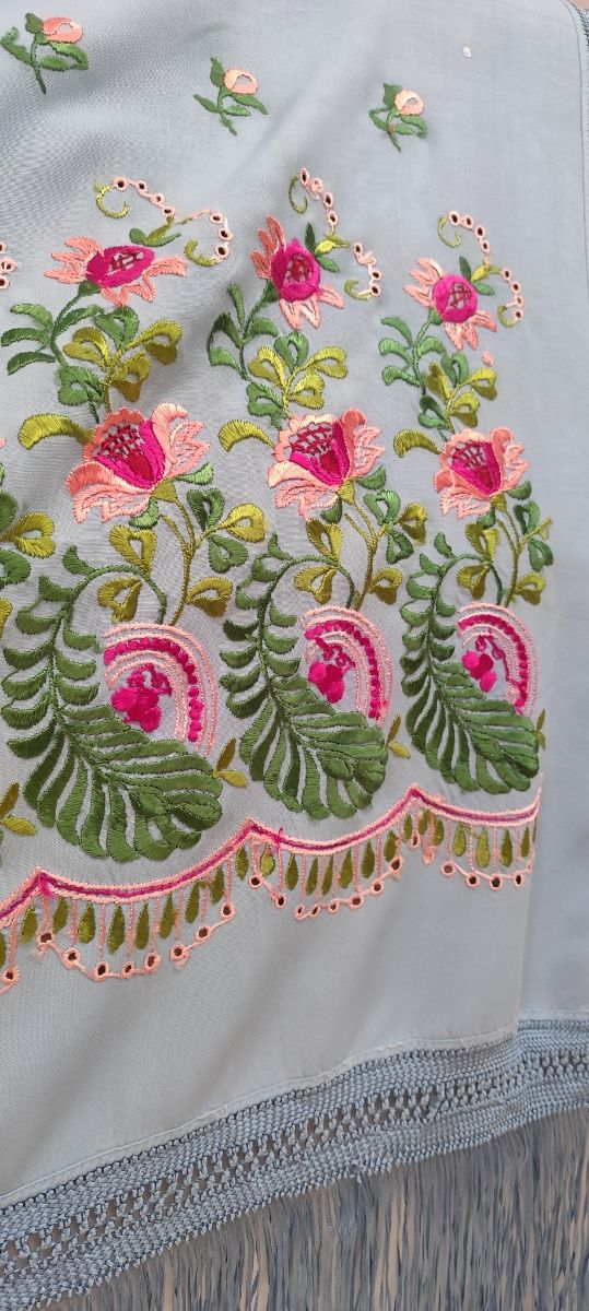 Mantón de Manila bordado