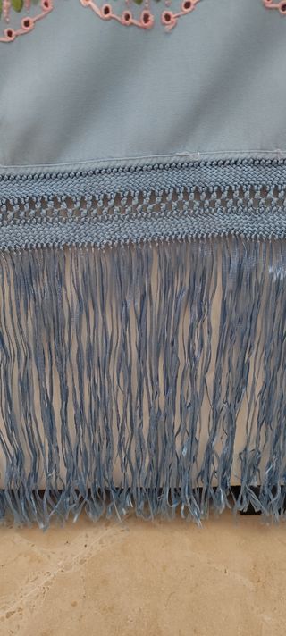 Mantón de Manila bordado