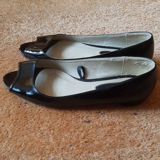 Zapato bajo peep toe charol negro de Bershka
