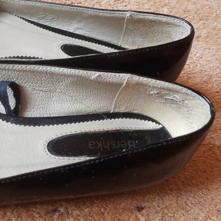 Zapato bajo peep toe charol negro de Bershka