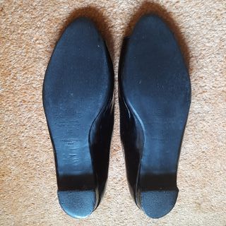 Zapato bajo peep toe charol negro de Bershka