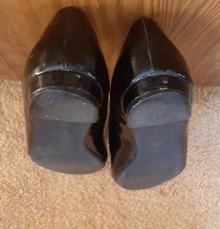 Zapato bajo peep toe charol negro de Bershka