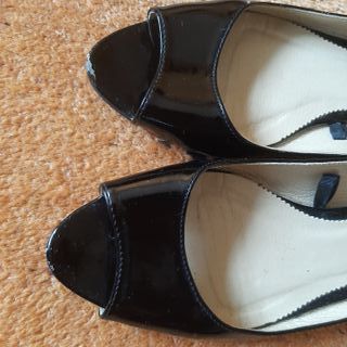 Zapato bajo peep toe charol negro de Bershka