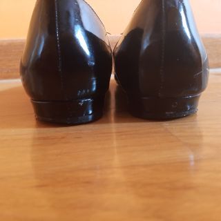 Zapato bajo peep toe charol negro de Bershka
