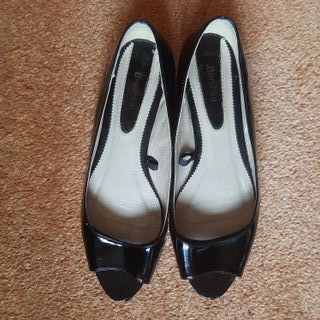 Zapato bajo peep toe charol negro de Bershka