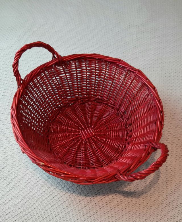 Canasta de mimbre roja