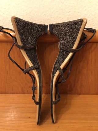 MUXART - Sandalias cuña negras/doradas 37