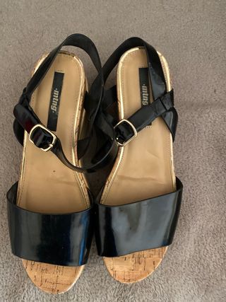 Sandalias cuña Mustang negras