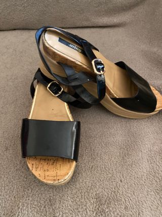 Sandalias cuña Mustang negras