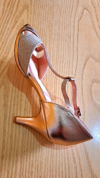 Sandalias doradas tacón