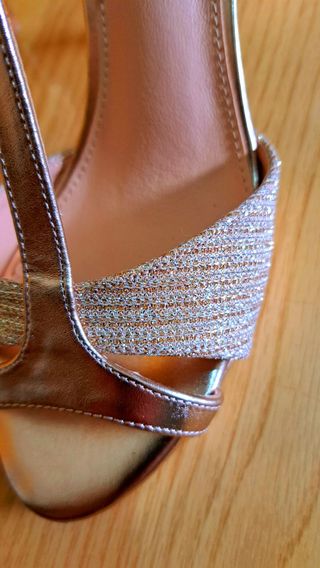 Sandalias doradas tacón