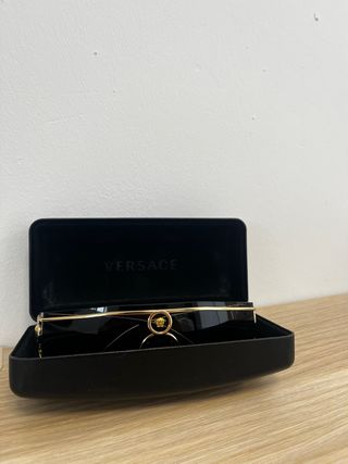 Gafas Versace negras y doradas