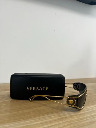 Gafas Versace negras y doradas
