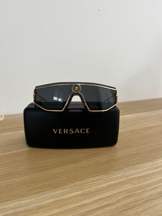 Gafas Versace negras y doradas