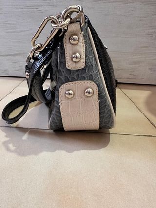 Bolso Guess original – estilo croco con lazo 
