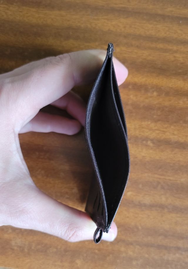 Tarjetero de cuero marrón 