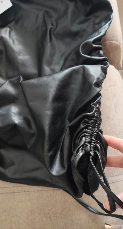 Top asimétrico ZARA cuero polipiel total look