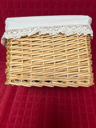 Cesto mimbre beige con encaje