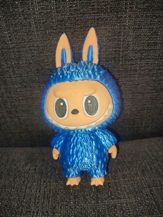 2 figuras Labubu rojas y azules