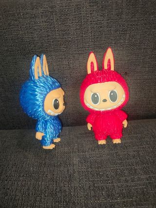2 figuras Labubu rojas y azules