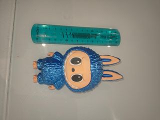 2 figuras Labubu rojas y azules