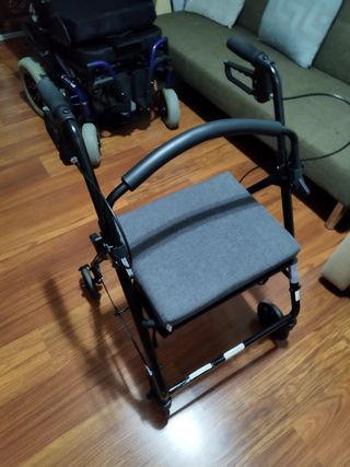 Andador impecable,con ruedas y plegable.