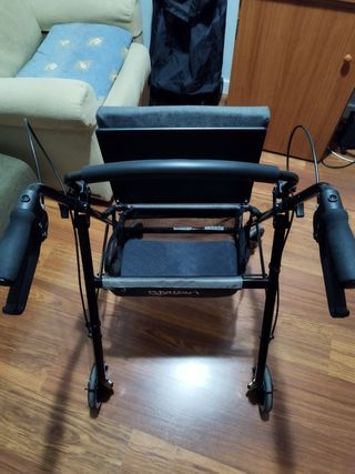 Andador impecable,con ruedas y plegable.