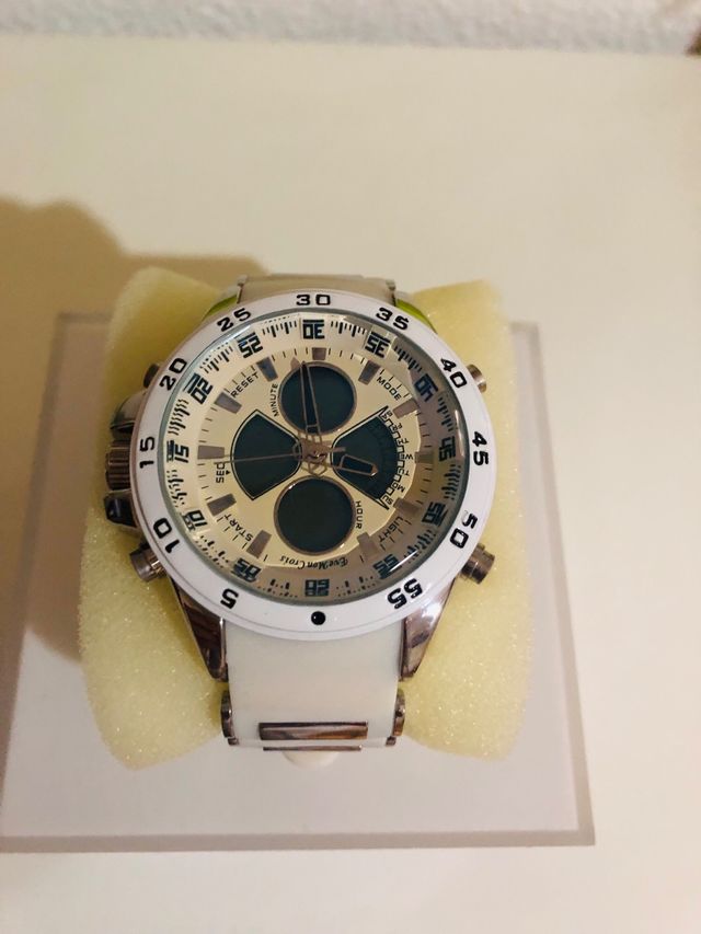 Reloj deportivo blanco