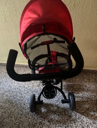 Triciclo infantil con capota rojo