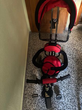 Triciclo infantil con capota rojo