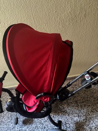Triciclo infantil con capota rojo